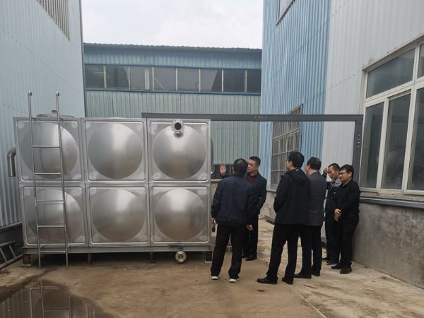 濟(jì)寧職業(yè)技術(shù)學(xué)院機(jī)電工程系教師及校領(lǐng)導(dǎo)，協(xié)同鎮(zhèn)領(lǐng)導(dǎo)來(lái)廠(chǎng)考察合作